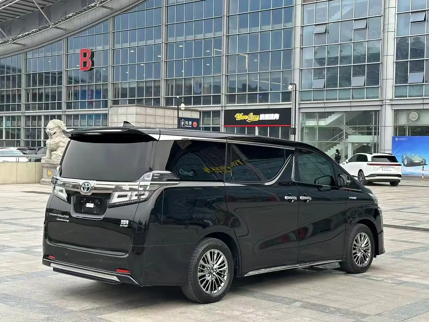 Toyota Vellfire 2021 Crown Hybrid 2.5L HV Supreme Edition фото 6