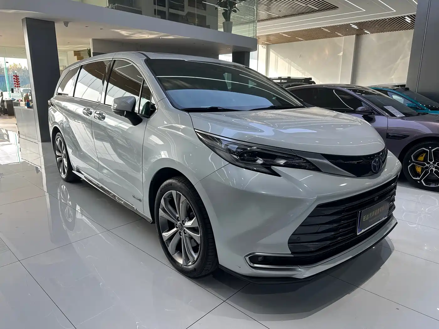Toyota Sienna 2023 2.5L Hybrid Premium Edition фото 3