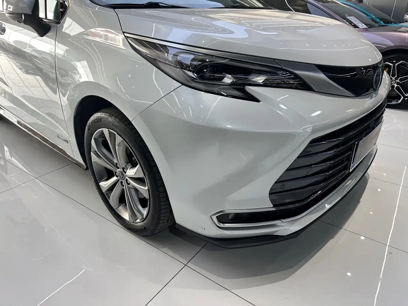 Toyota Sienna 2023 2.5L Hybrid Premium Edition фото 4