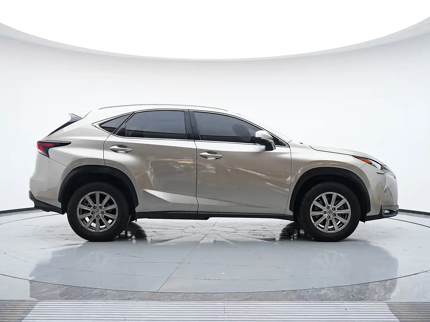 Фото 26 - Lexus NX