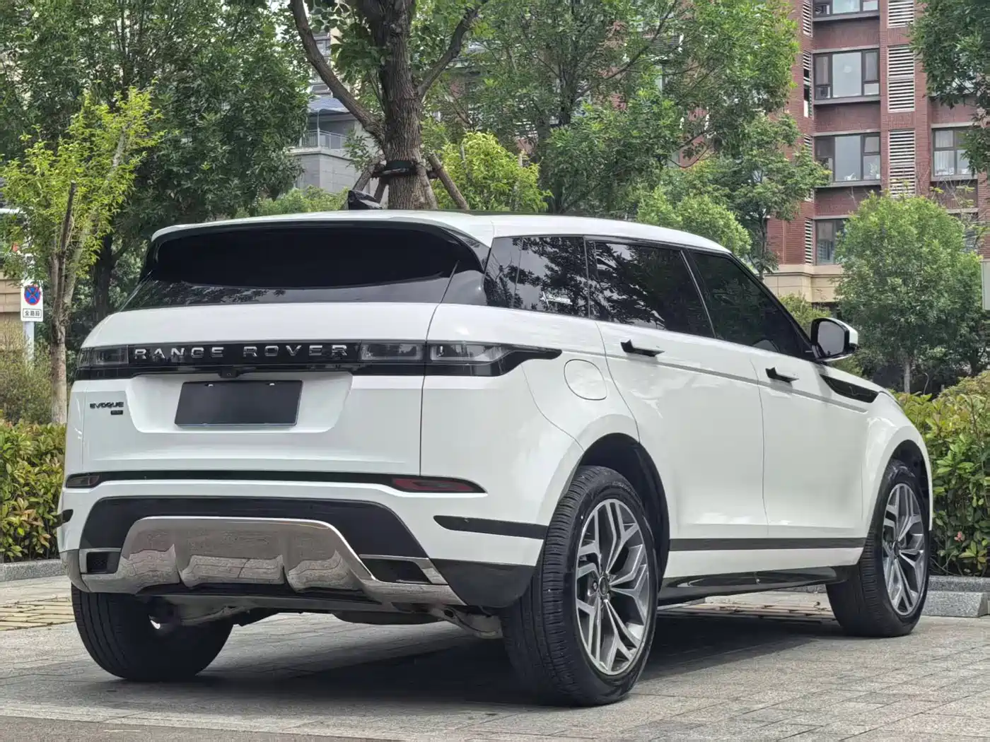 Land Rover Range Rover Evoque 2023 Range Rover Evoque L 249PS Luxury Edition фото 4