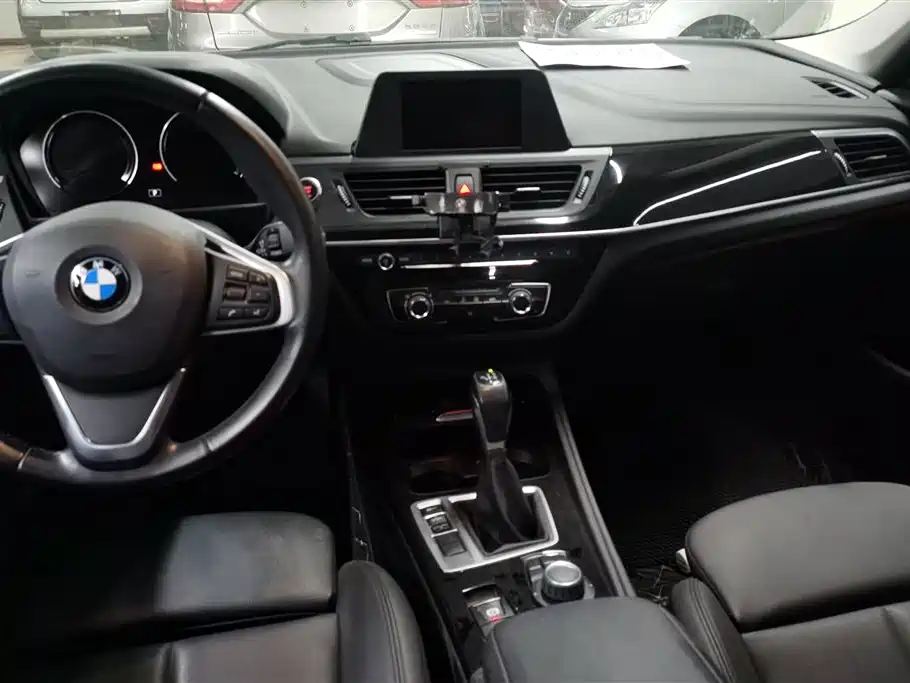 BMW 1 Series 2018 118i Sport Edition фото 12
