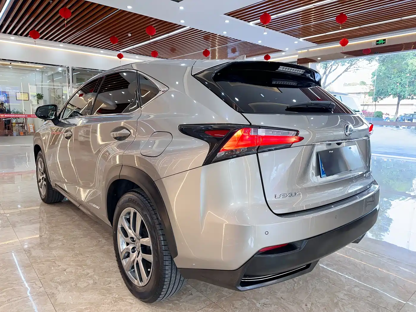 Lexus NX 2015 300h AWD F SPORT фото 6