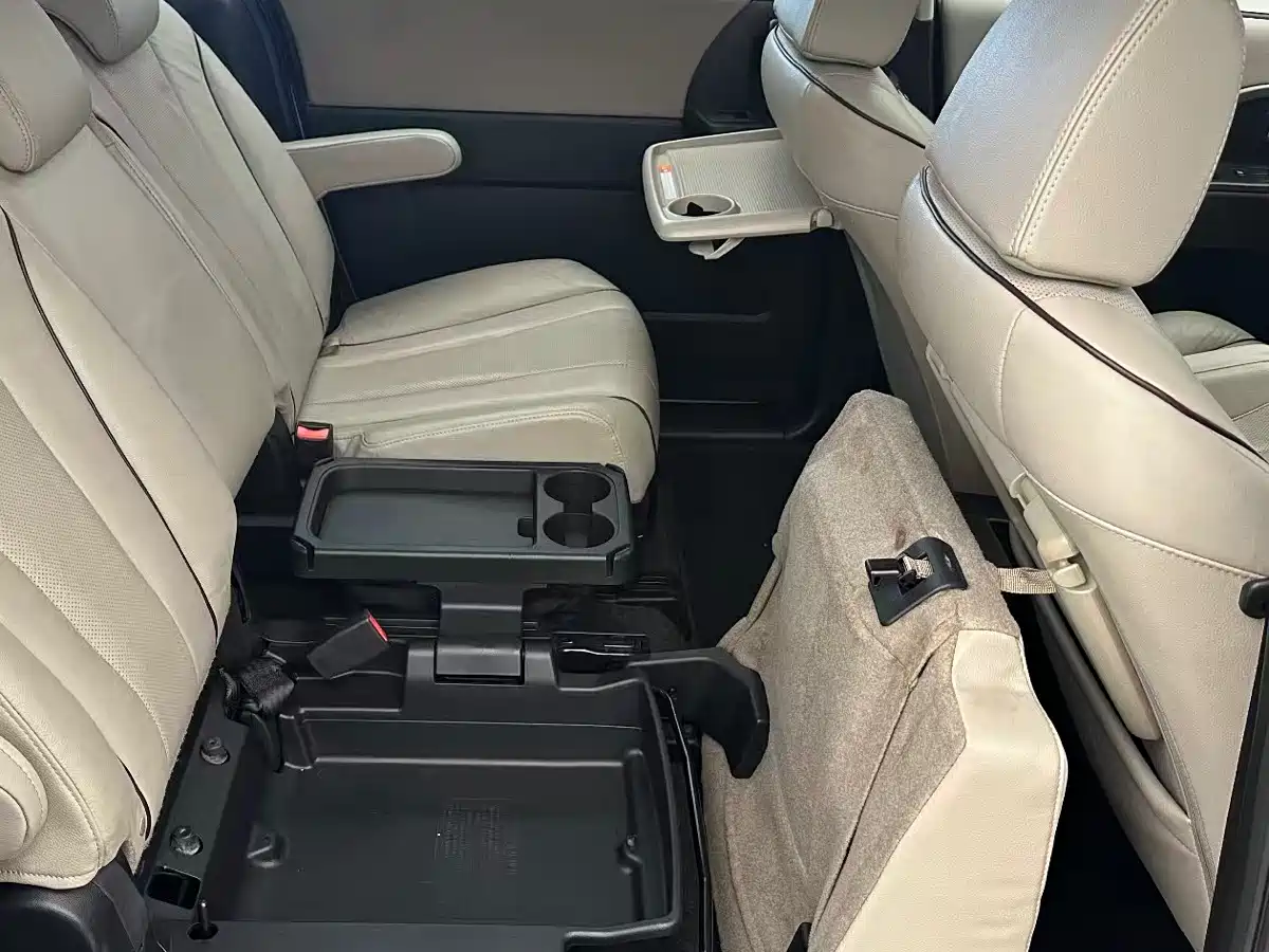 Mazda Mazda5 2012 2011 2.0L Automatic Luxury