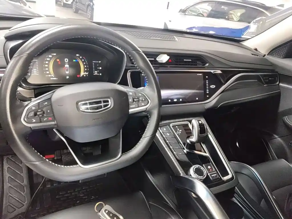 Фото 10 - Geely Atlas
