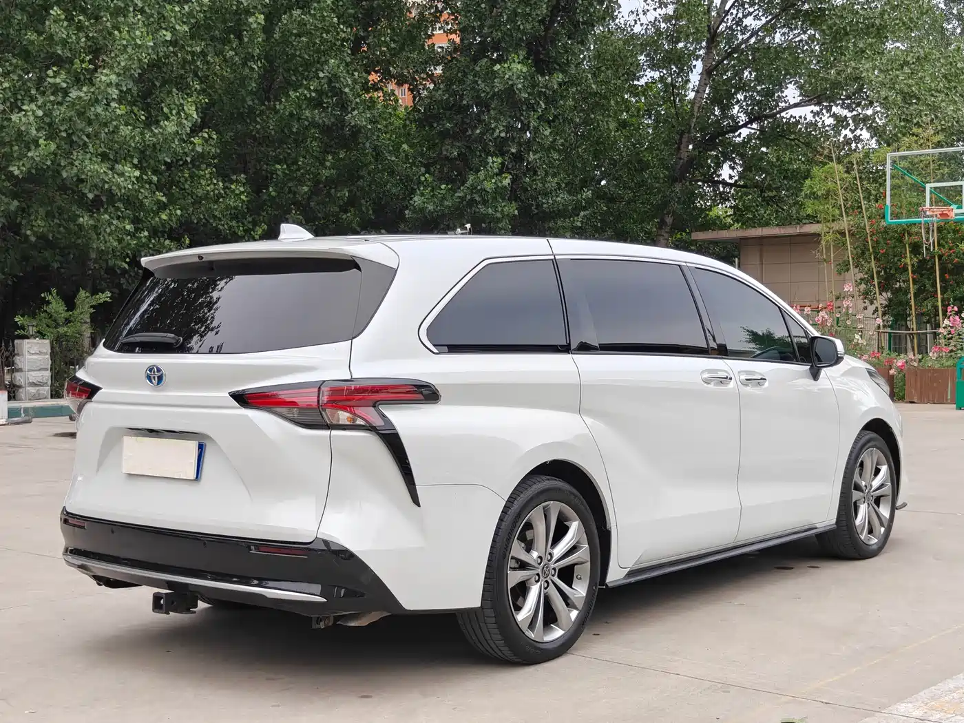 Toyota Sienna 2023 2.5L Hybrid Premium Edition фото 9