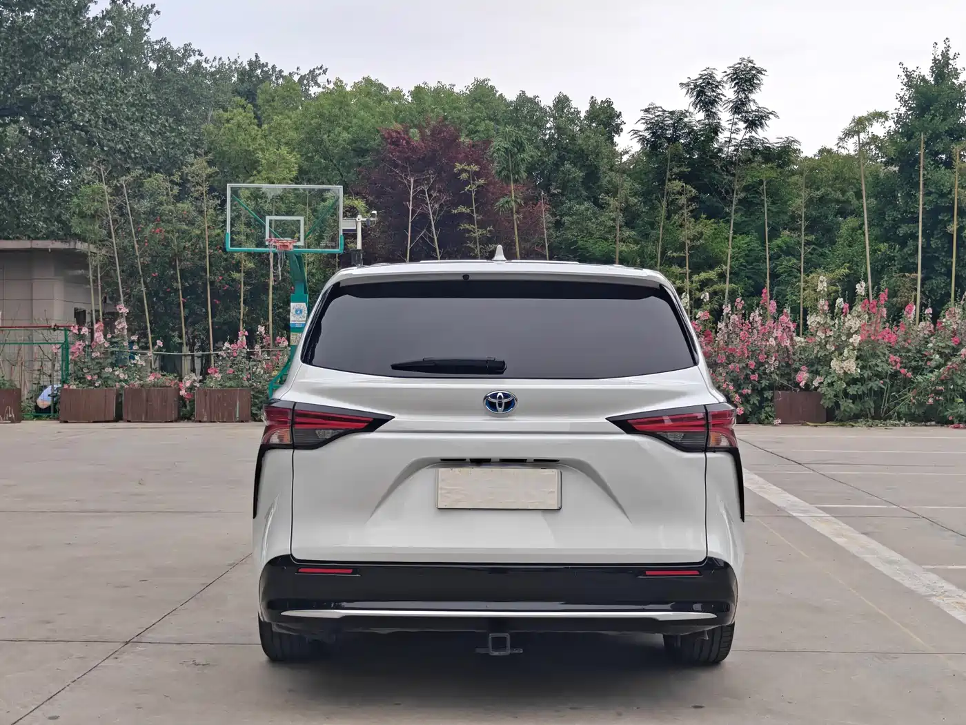 Toyota Sienna 2023 2.5L Hybrid Premium Edition фото 8