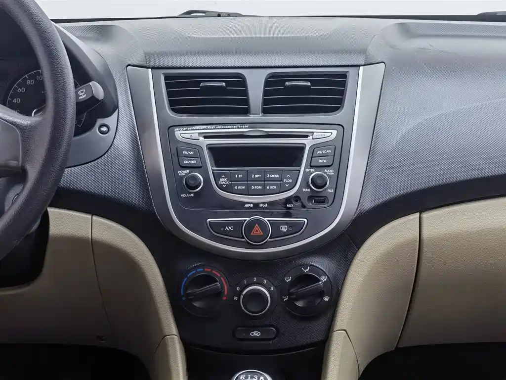 Hyundai Verna 2014 1.4L Manual Smart GLS фото 12