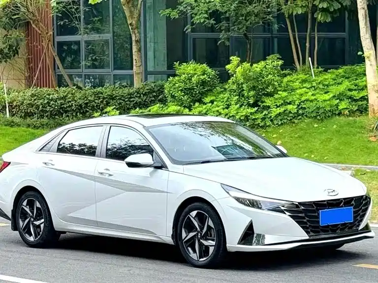 Hyundai Elantra 2021 1.5L CVT LUX Premium Edition фото 3