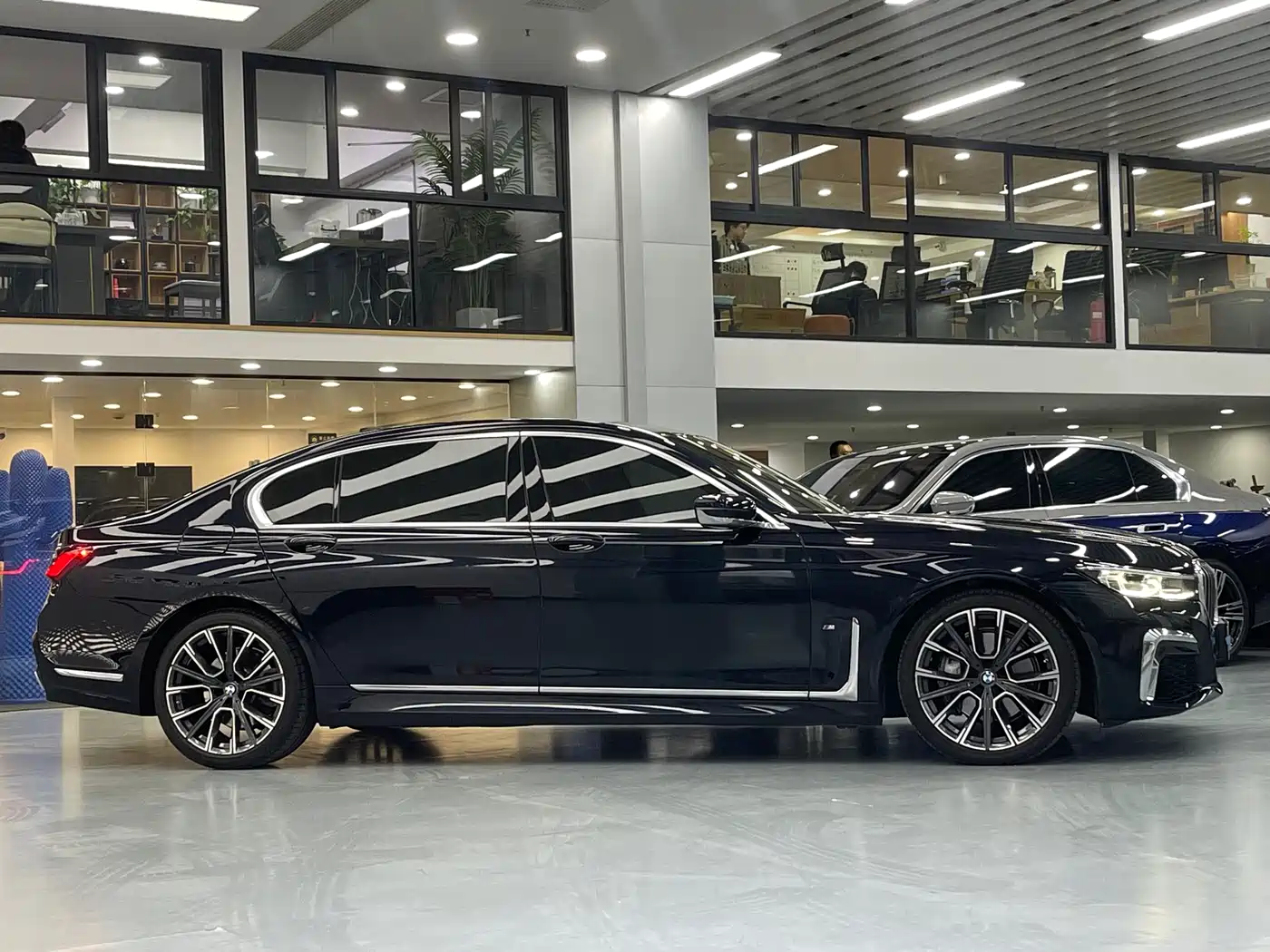 BMW 7 Series 2021 Model 740Li Leading M Sport Package фото 4
