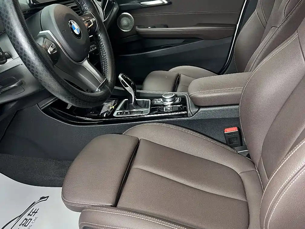 BMW 1 Series 2022 120i M Sport Shadow Edition фото 4