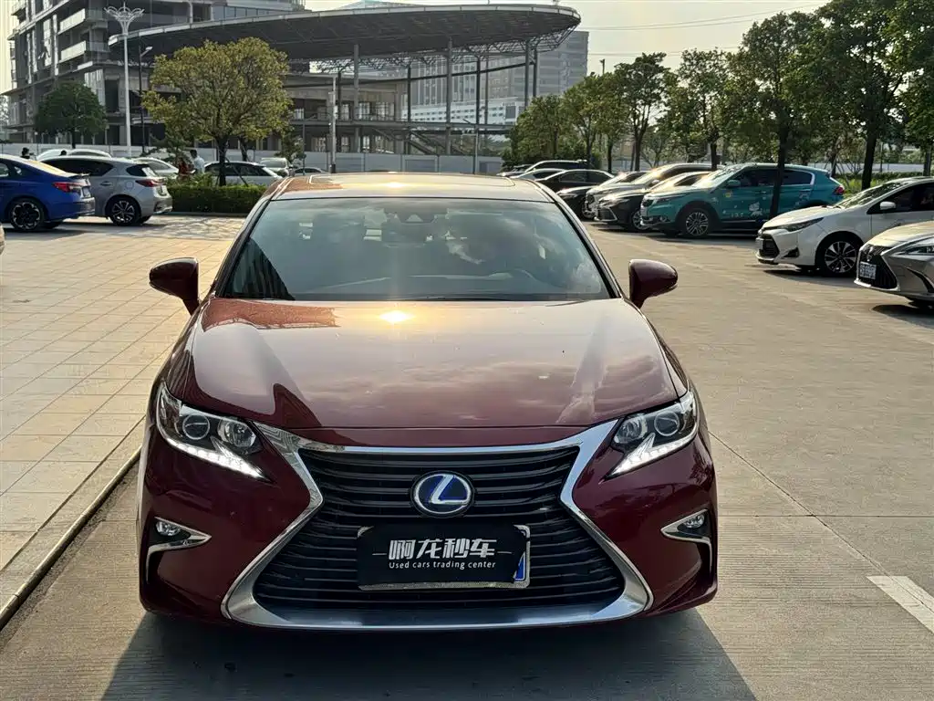 صورة 2 - Lexus ES