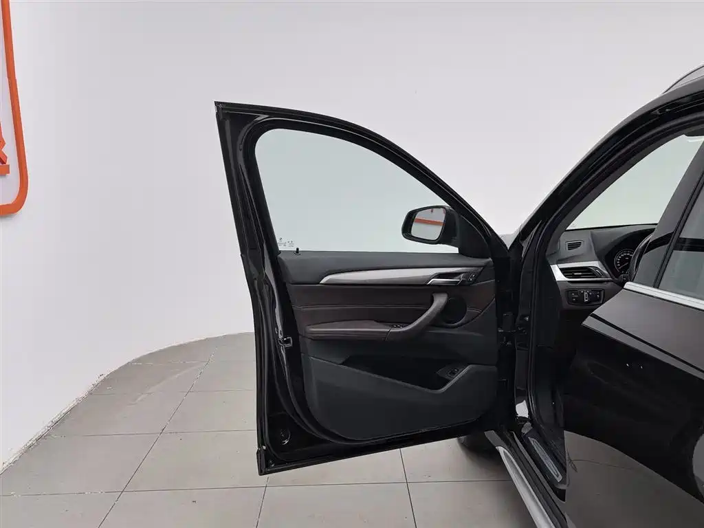 BMW X1 2018 sDrive18Li Premium Model фото 8