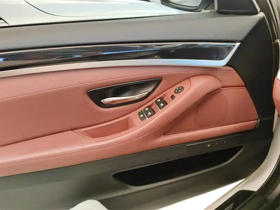 BMW 5 Series (Import) 2014 520i Classic фото 7