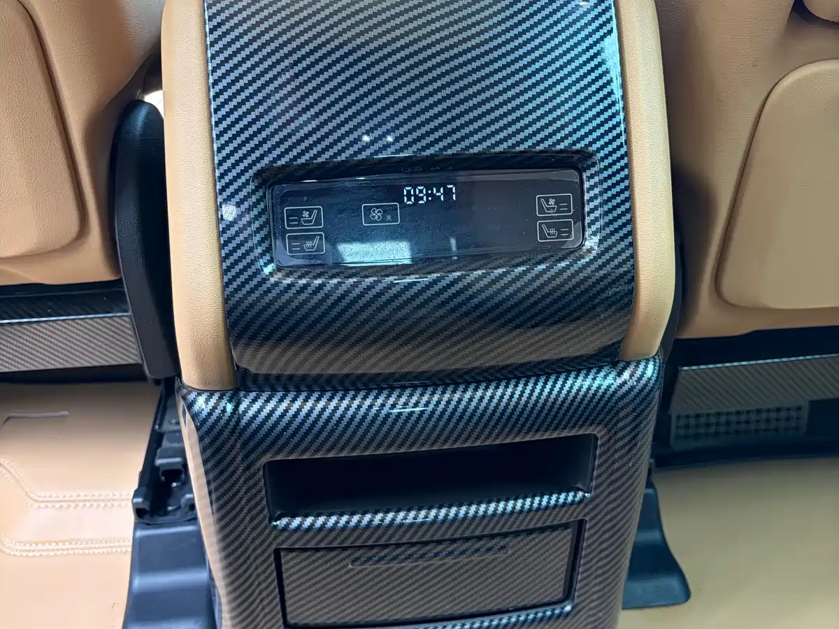 Denza N8 2023 4WD Super Hybrid Flagship 6-seater фото 13