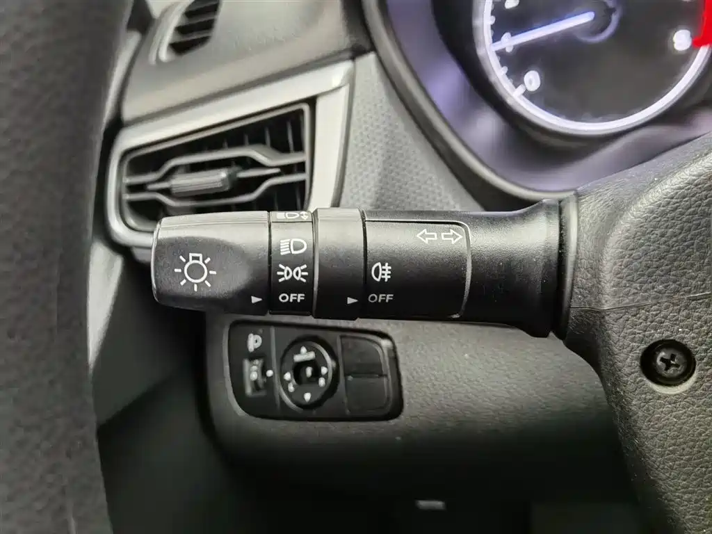 Hyundai Verna 2017 1.4L Manual Renewal Edition China VI фото 21