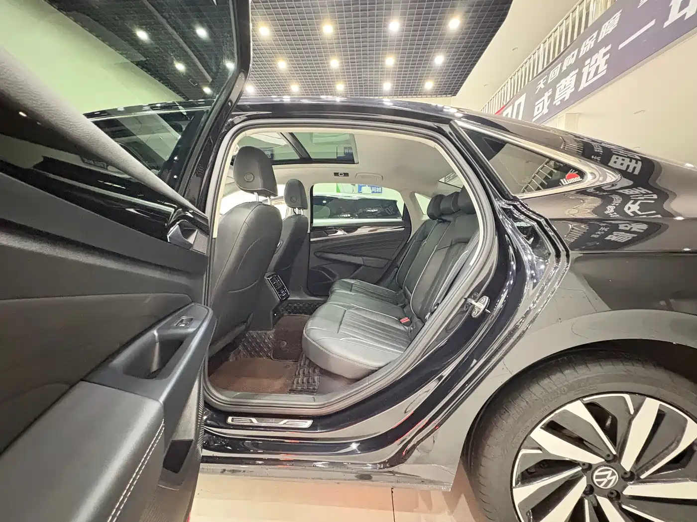 Volkswagen Passat 2023 330TSI Starlight Elite Edition фото 14