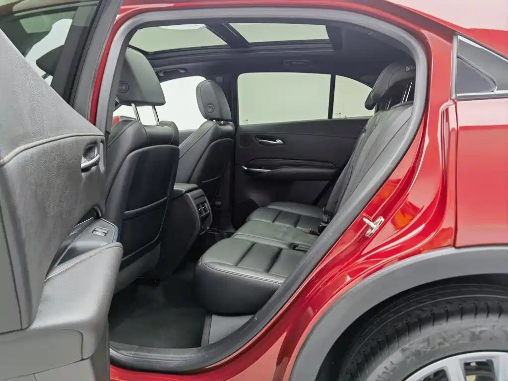 Фото 15 - Cadillac XT4