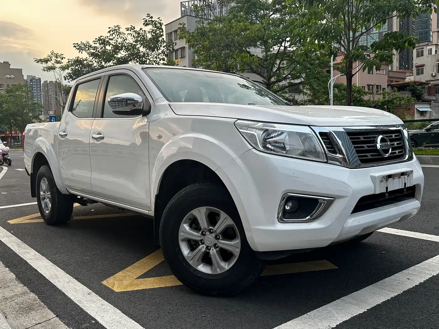 Nissan Navara 2018 2017 Model 2.5L Automatic 2WD Luxury QR25