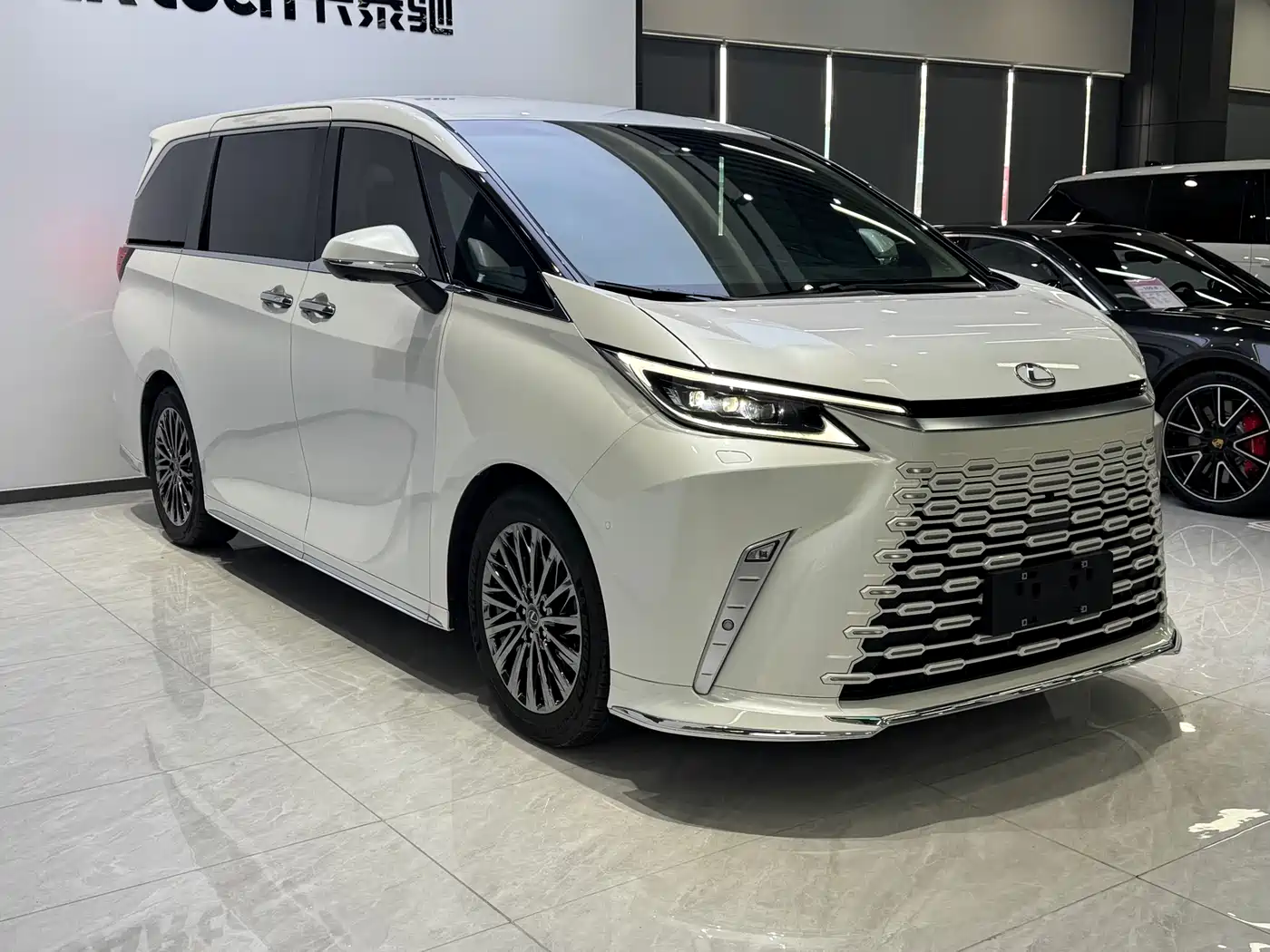 Lexus LM 2023 350h 7-Seater Elegance Edition фото 3