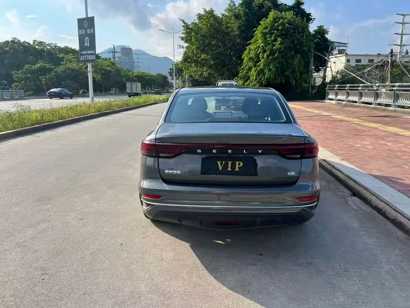 Фото 8 - Geely Emgrand