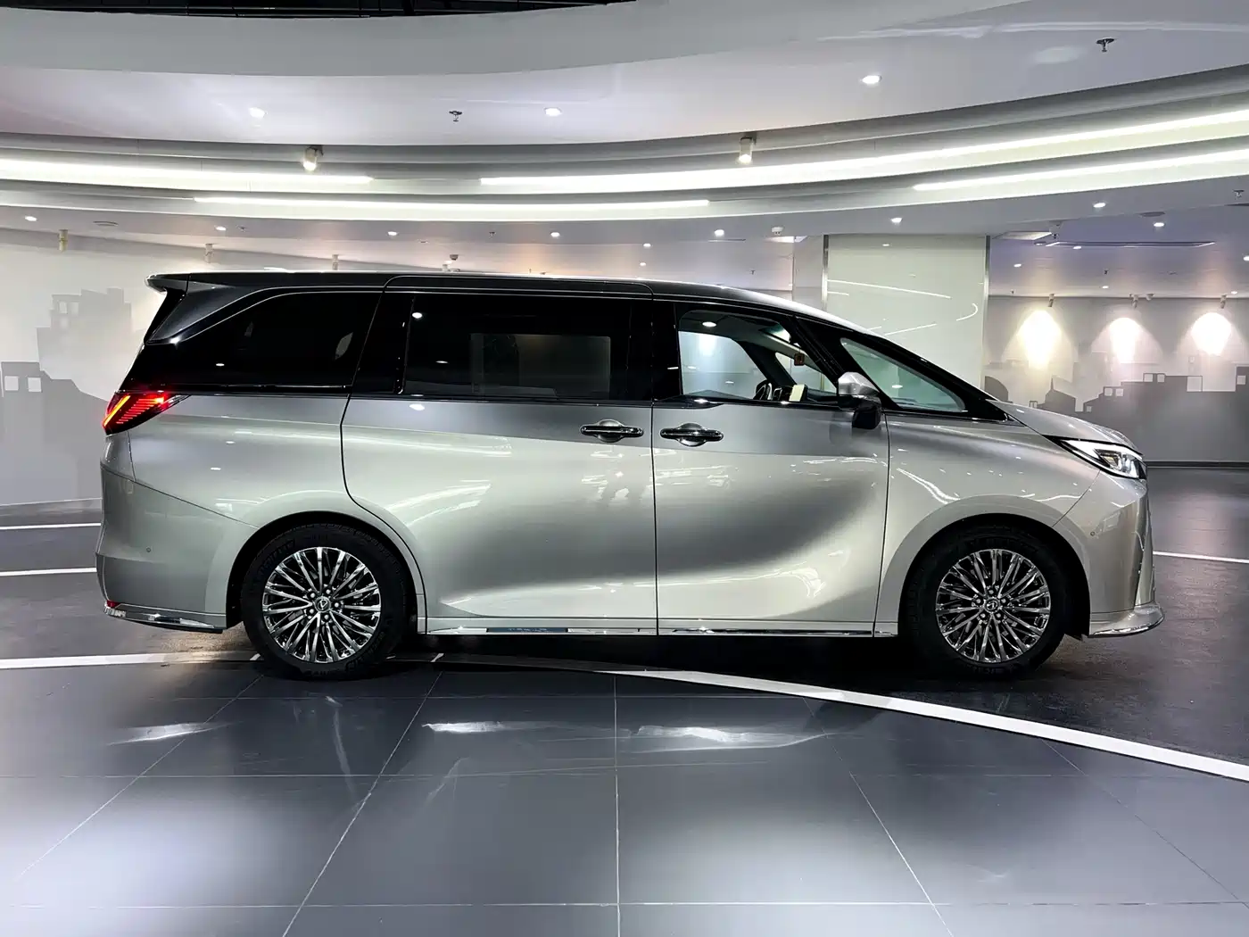 Lexus LM 2025 Model 500h Six-Seater Prestige Edition фото 3
