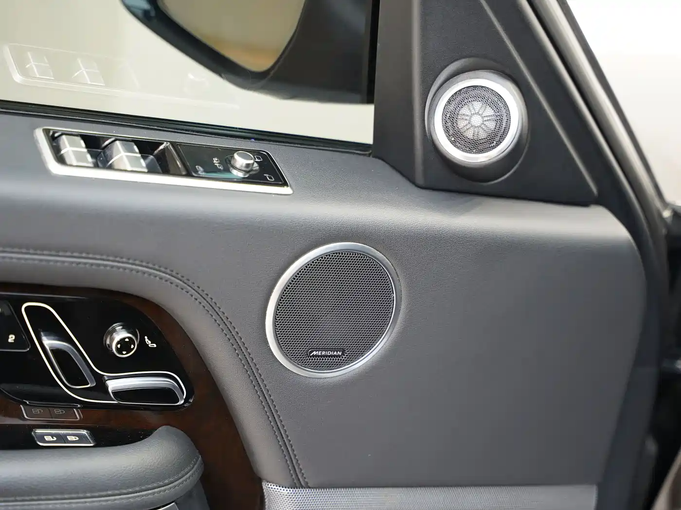 Land Rover Range Rover 2021 3.0 L6 Golden Age Edition фото 12
