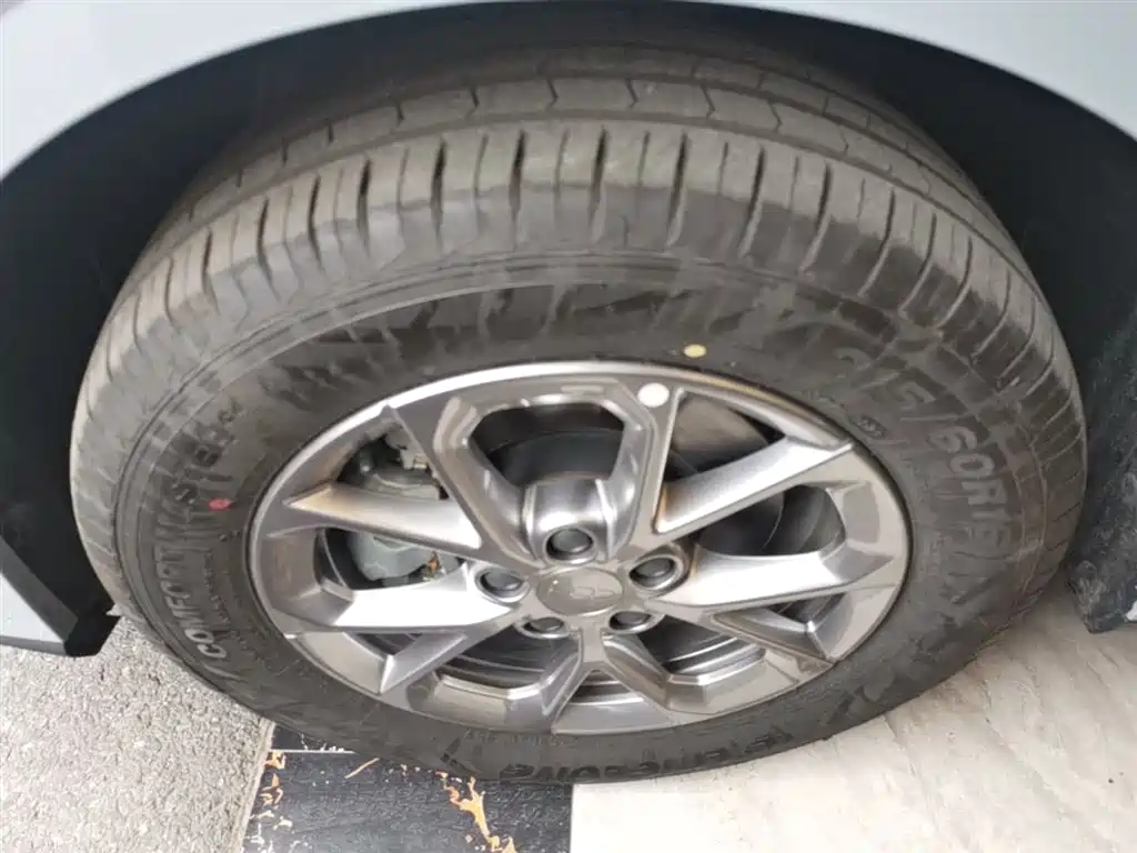 Geely Galaxy Galaxy L6 2025 EM-i 60km Voyage Edition фото 23