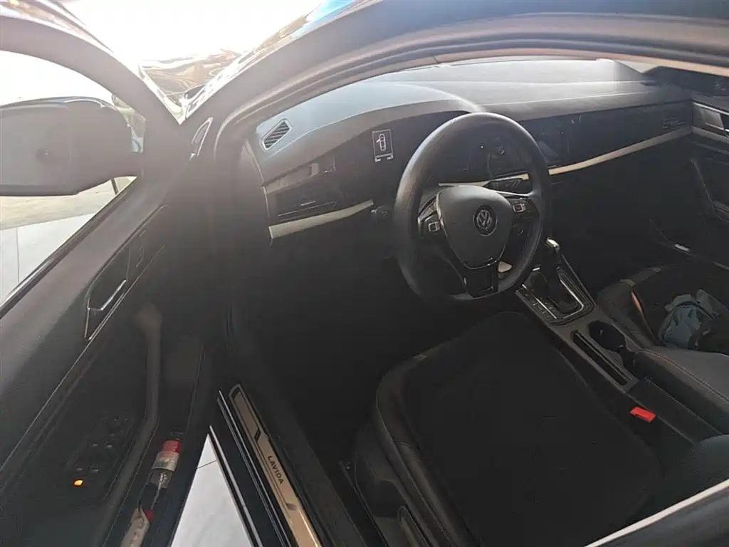 Volkswagen Lavida 2018 Hatchback 200TSI DSG Comfort Edition China V фото 16