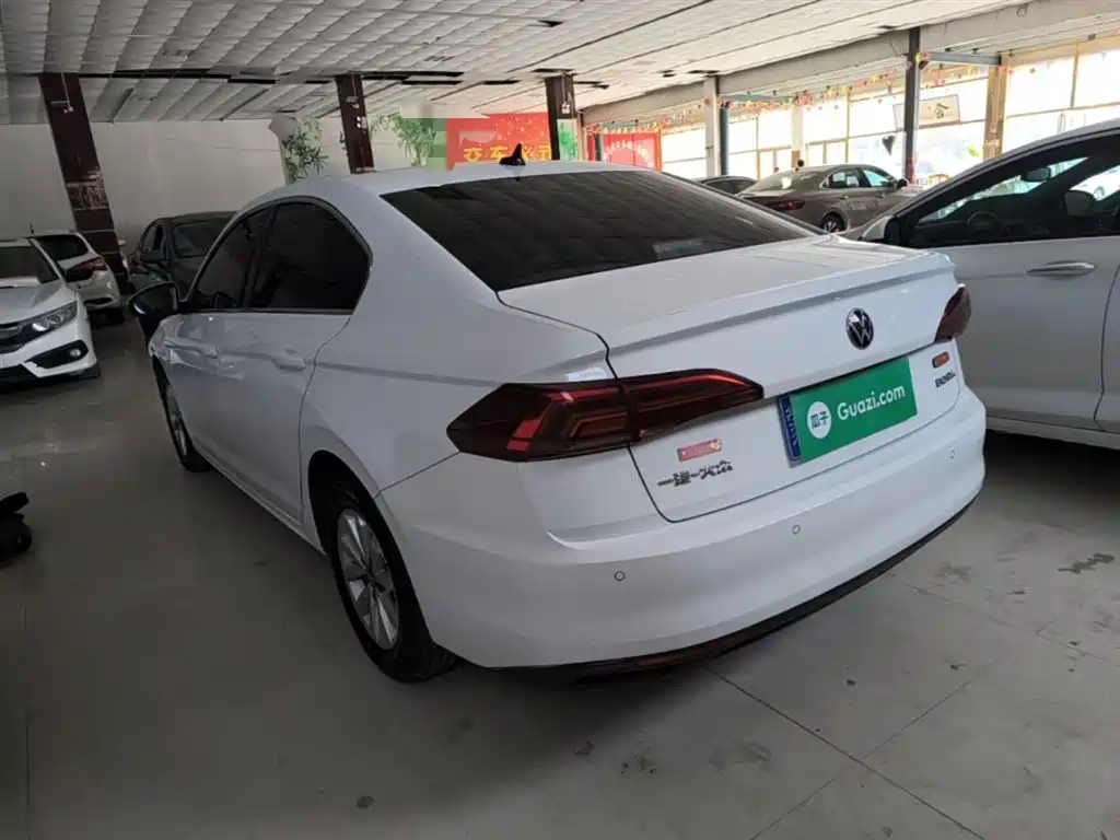 VOLKSWAGEN BORA