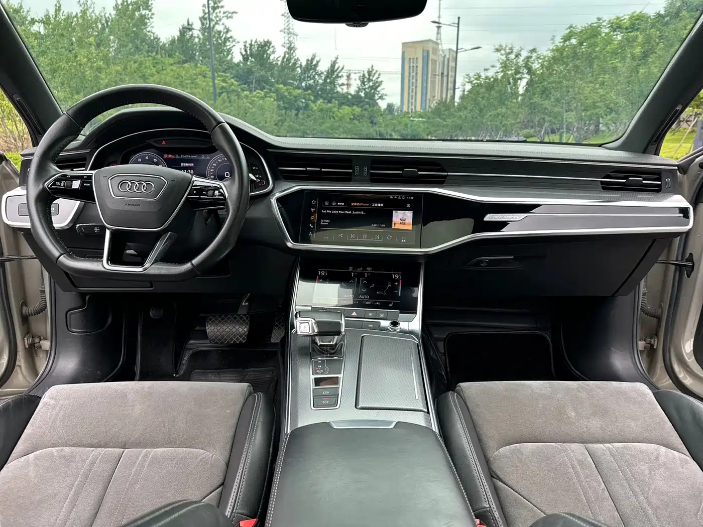 Фото 15 - Audi A6L