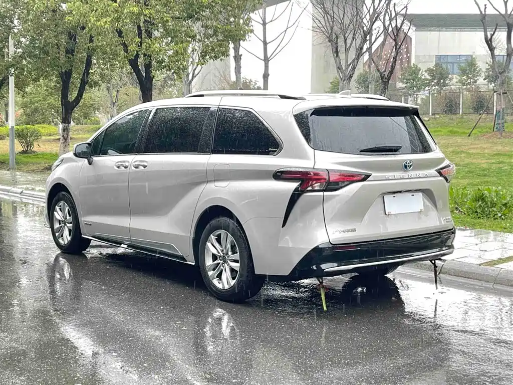 Toyota Sienna 2021 2.5L Hybrid Platinum Edition фото 2