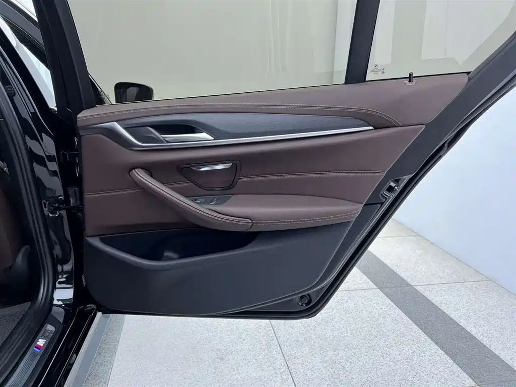 BMW 5 Series 2023 530Li Leading M Sport Package фото 31