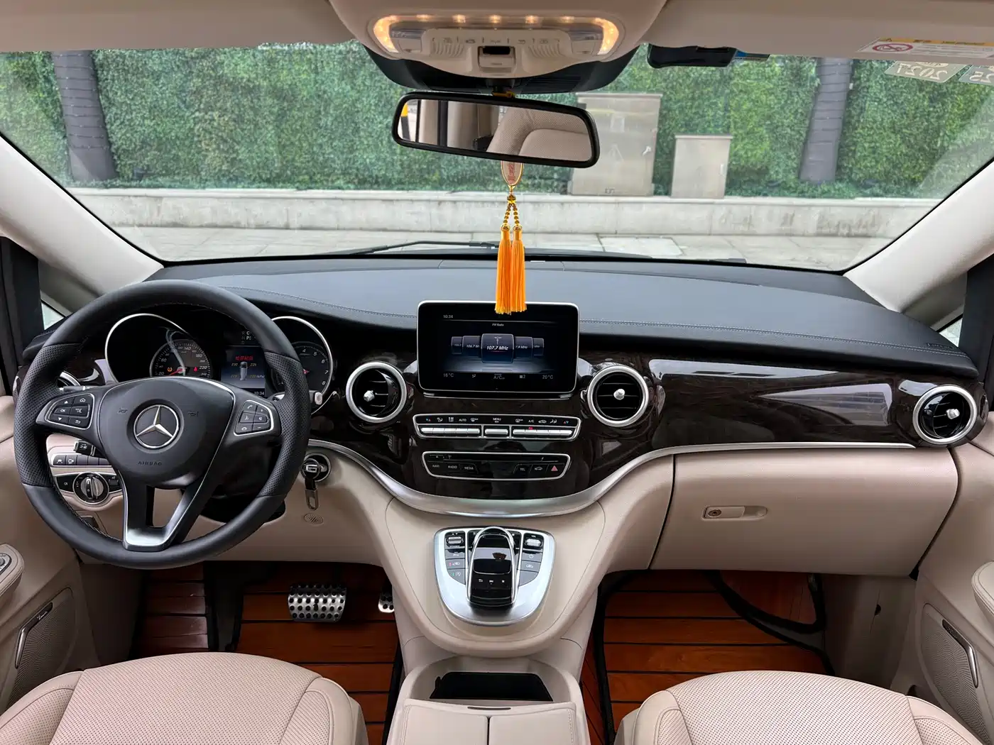 Mercedes-Benz V-Class 2017 Model V 260 L Premium Extended Edition фото 18
