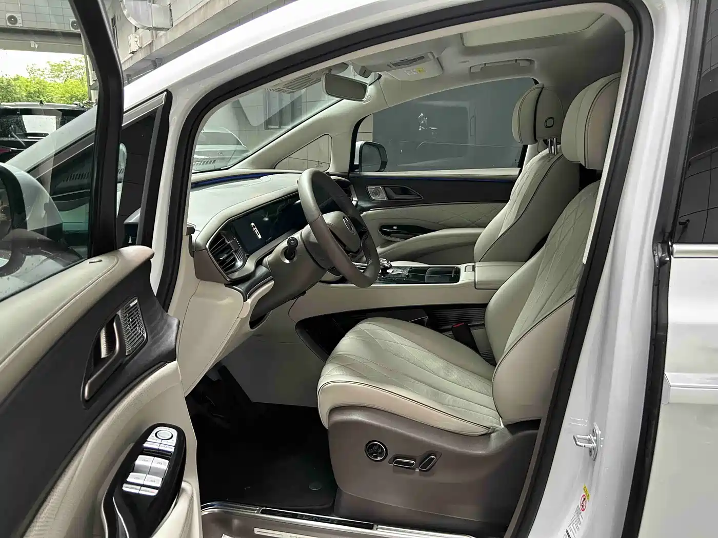 Denza D9 2022 DM-i 970 AWD Flagship фото 10