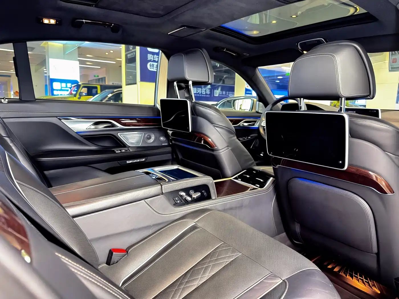 BMW 7 Series 2016 750Li xDrive 4-Seater фото 11