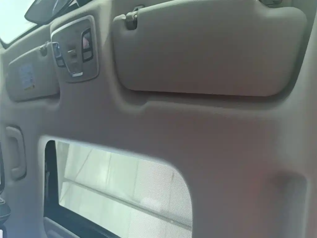 Фото 18 - Geely Vision X3