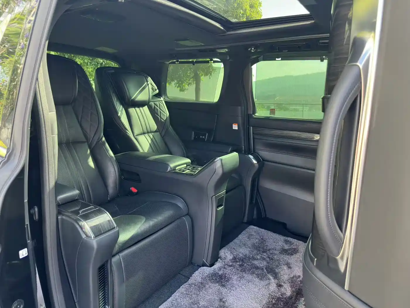 Lexus LM 2020 300h 4-Seat Imperial Edition фото 13
