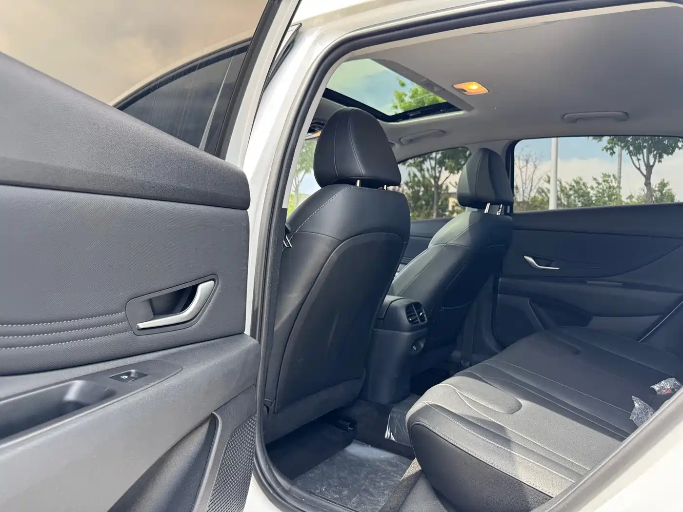 Hyundai Elantra 2023 Model 1.5L CVT LUX Premium Edition фото 14