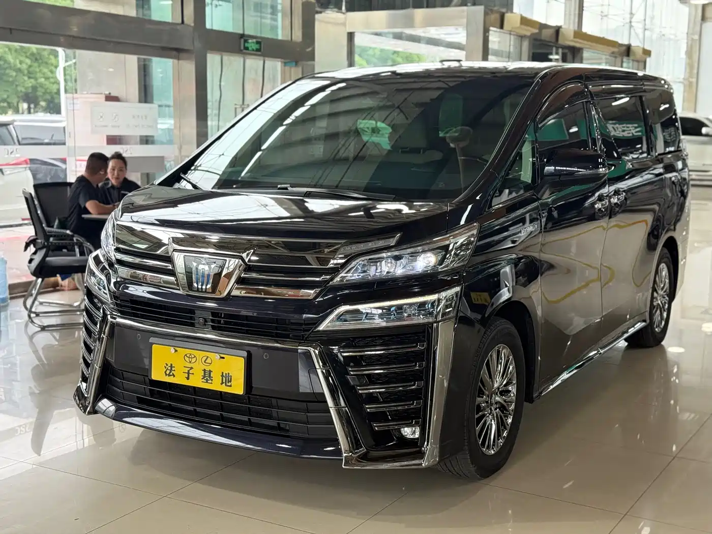 Toyota Vellfire 2021 Crown Hybrid 2.5L HV Supreme Edition фото 4