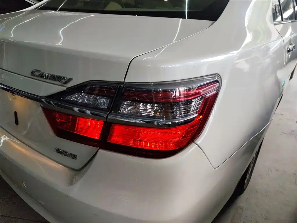 Toyota Camry 2015 2.0G Leading Edition фото 24