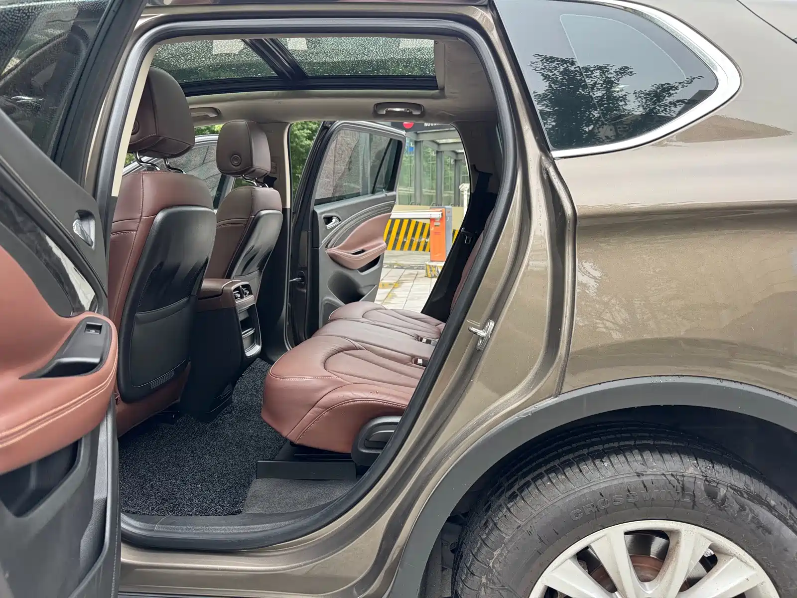 Photo 10 - Buick Envision Plus