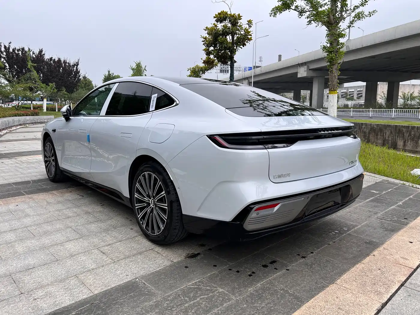 Geely Galaxy Galaxy Xingyao 8 2025 Model 130km EM-i Flagship Edition фото 10