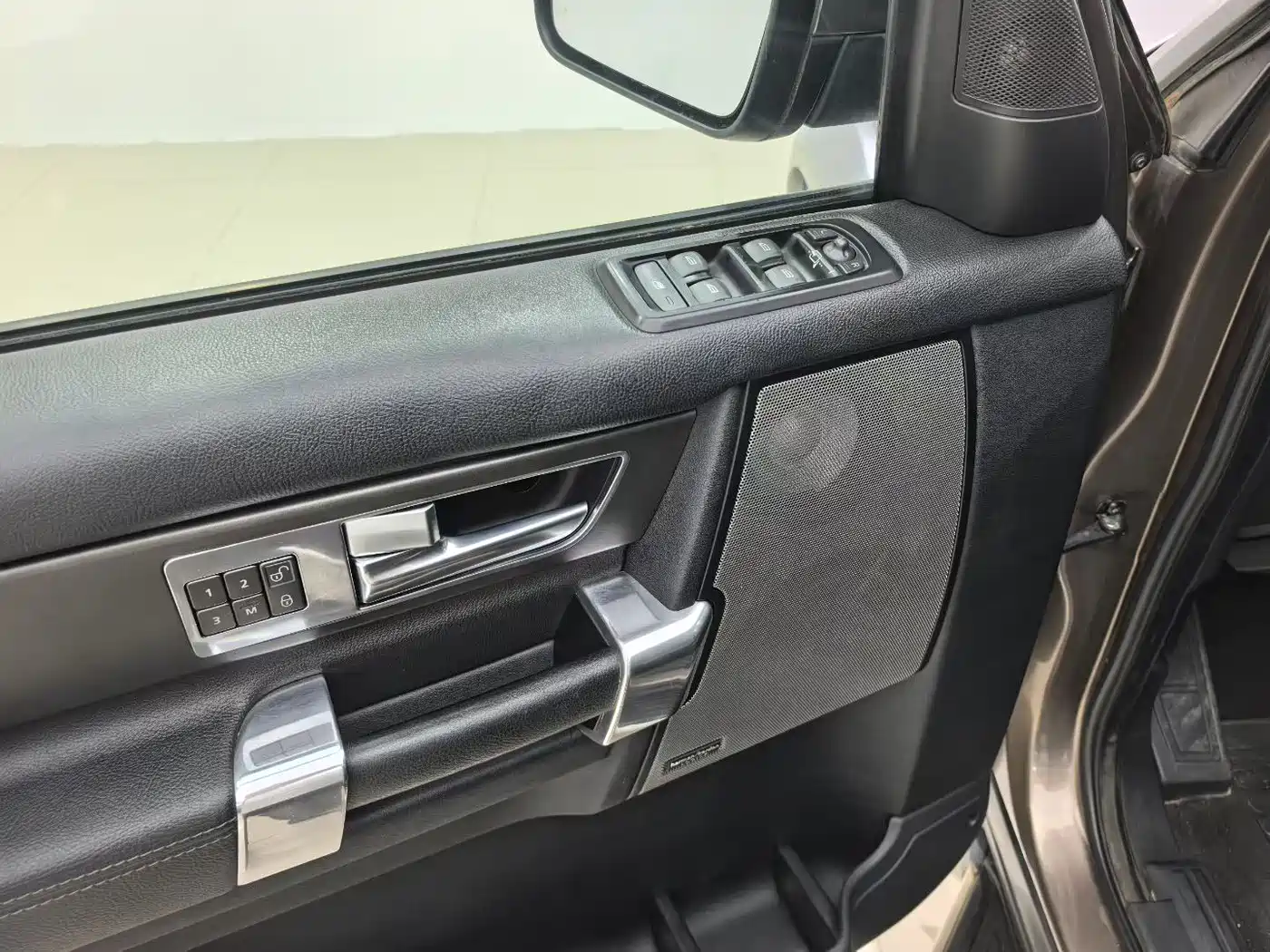 Land Rover Discovery 2010 5.0 V8 HSE Gasoline Version фото 9