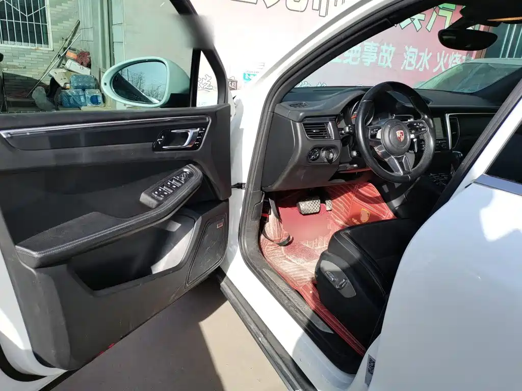 Photo 13 - Porsche Macan