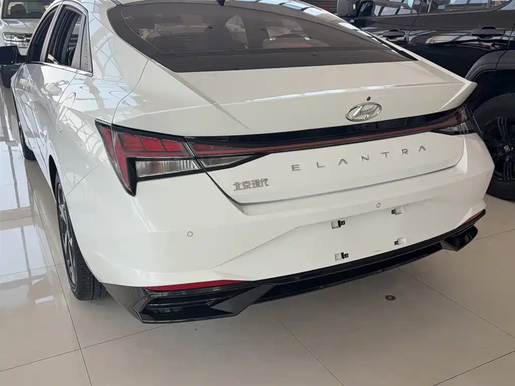 Hyundai Elantra 2021 1.5L CVT LUX Premium Edition фото 20