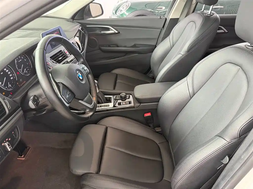 BMW 1 Series 2018 118i Sport Edition фото 6