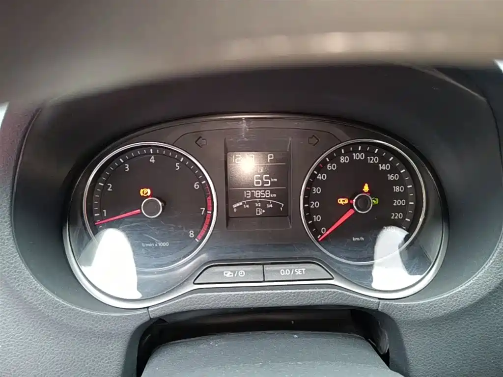 Volkswagen Polo 2014 1.6L Automatic Comfort Edition фото 12