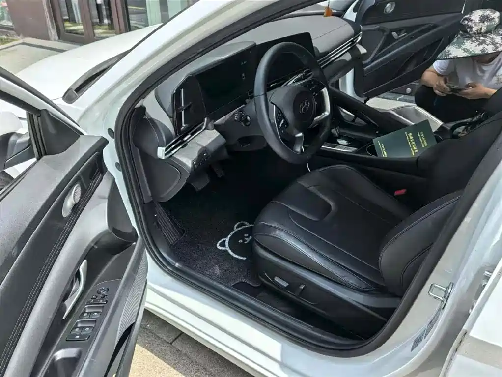 Hyundai Elantra 2022 1.5L CVT LUX Premium Edition фото 4