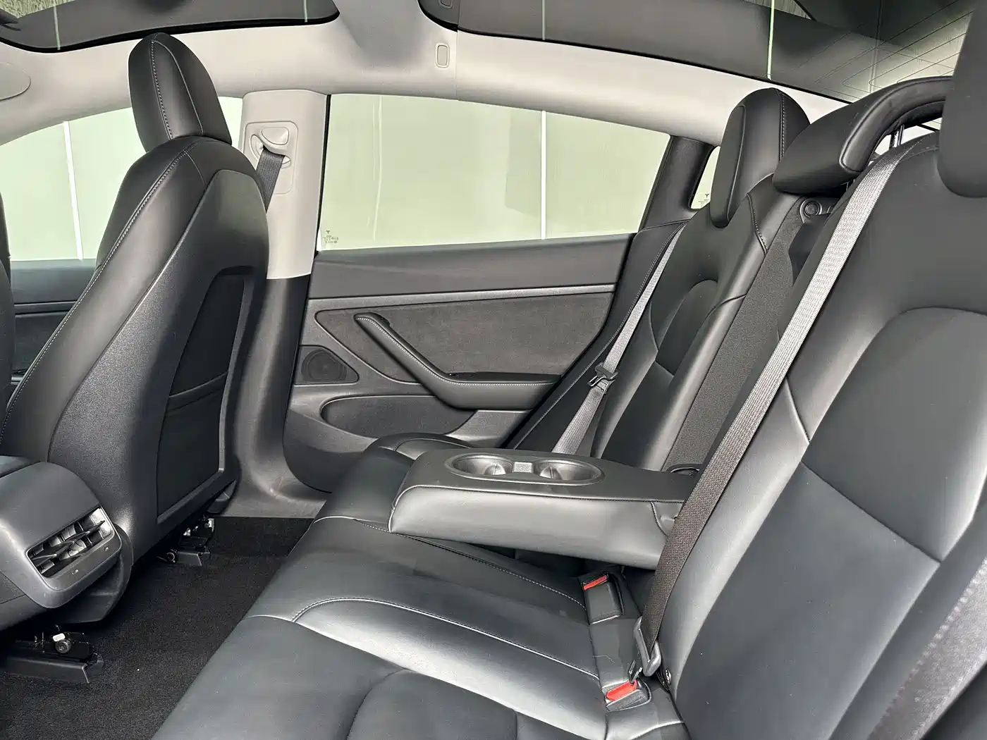 Фото 18 - Tesla Model 3